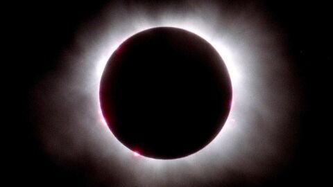 La corona solar vista en el cielo de Bucarest durante un eclipse solar total.