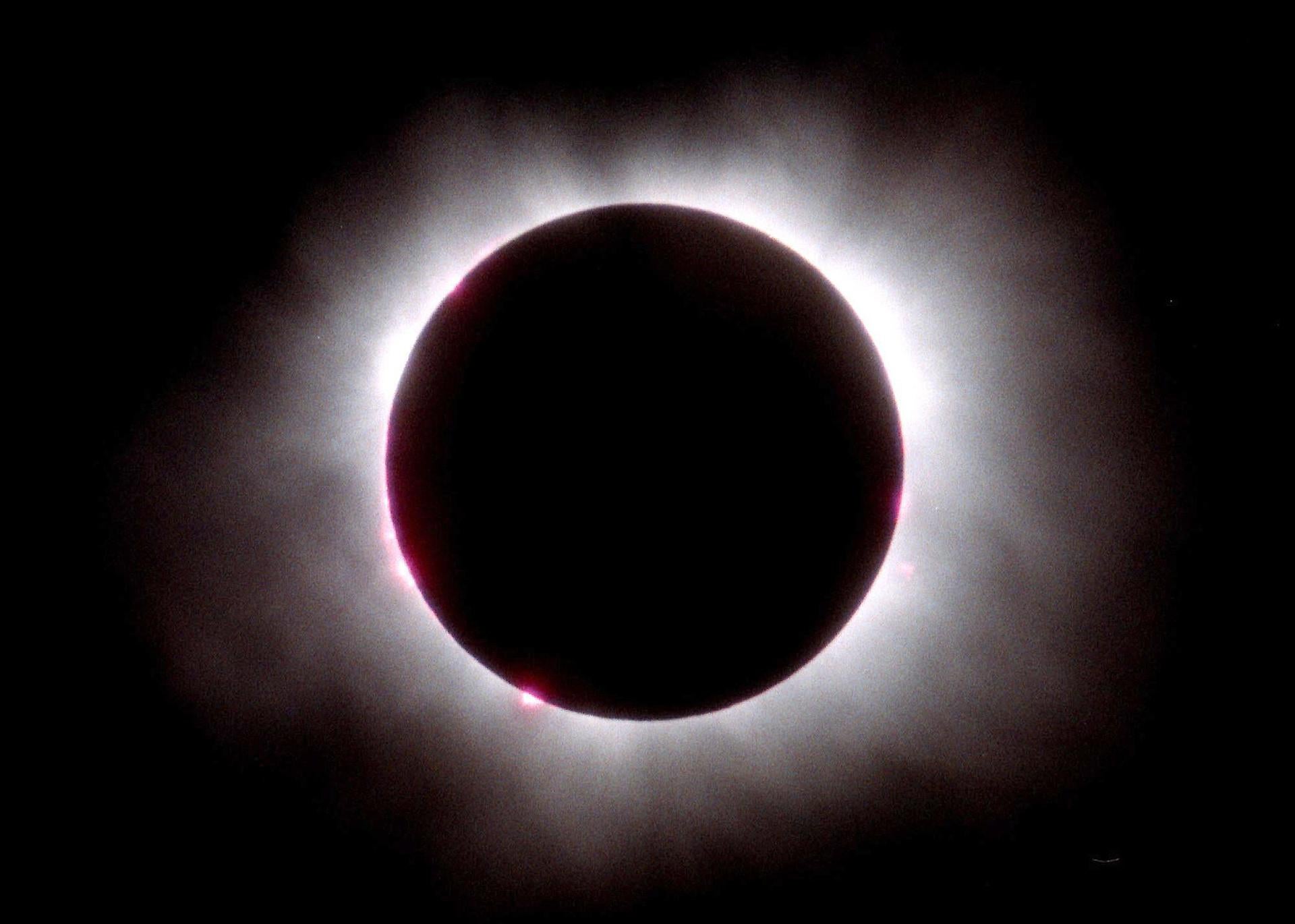 La corona solar vista en el cielo de Bucarest durante un eclipse solar total. La corona solar vista en el cielo de Bucarest durante un eclipse solar total.