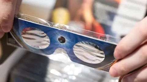 Imagen de unas gafas homologadas para ver el eclipse. Imagen de unas gafas homologadas para ver el eclipse.