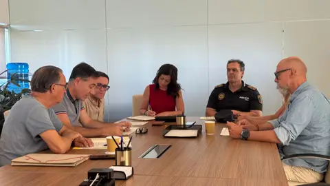 reunión de coordinación entre la edil de Sanidad y Festejos, Inma Mora y el Comisario jefe de la Policía Local, César Zaragoza, junto la dirección de los hospitales. reunión de coordinación entre la edil de Sanidad y Festejos, Inma Mora y el Comisario jefe de la Policía Local, César Zaragoza, junto la dirección de los hospitales.
