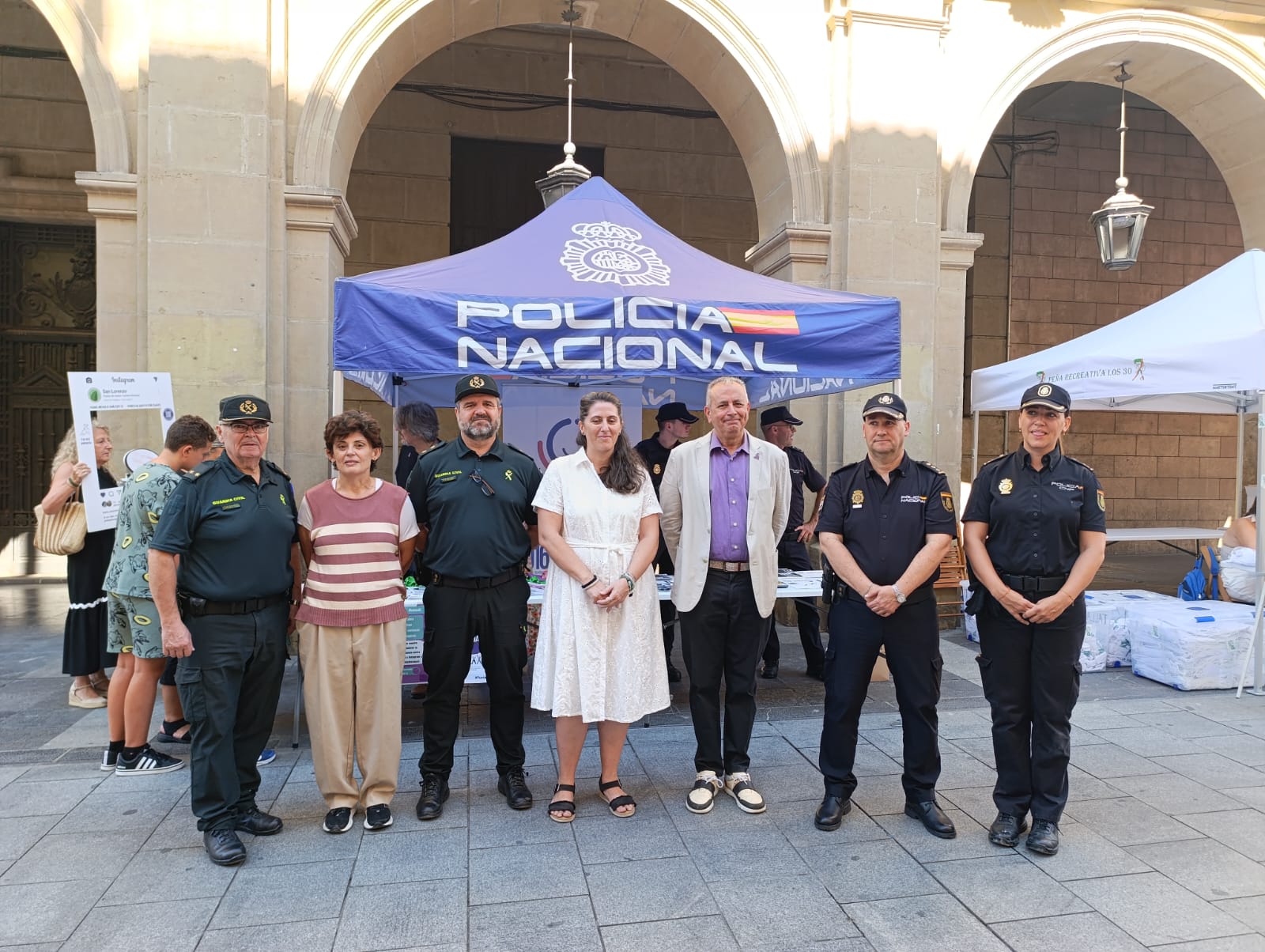 La Policía Nacional de Huesca da información a pie de calle para evitar disgustos en fiestas La Policía Nacional de Huesca da información a pie de calle para evitar disgustos en fiestas
