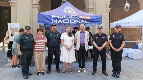 La Policía Nacional de Huesca da información a pie de calle para evitar disgustos en fiestas La Policía Nacional de Huesca da información a pie de calle para evitar disgustos en fiestas