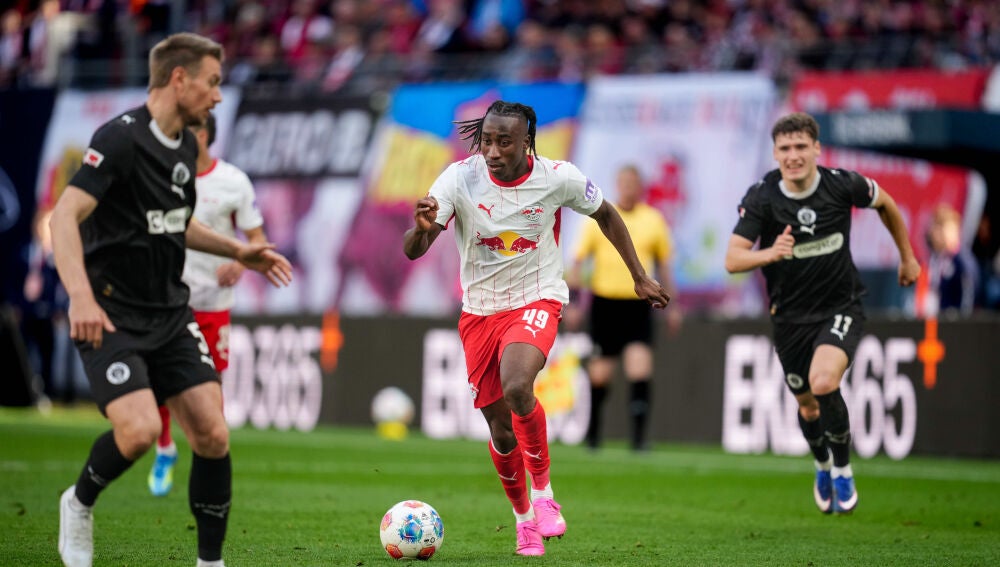 Yan Diomande durante un partido con el RB Leipzig.