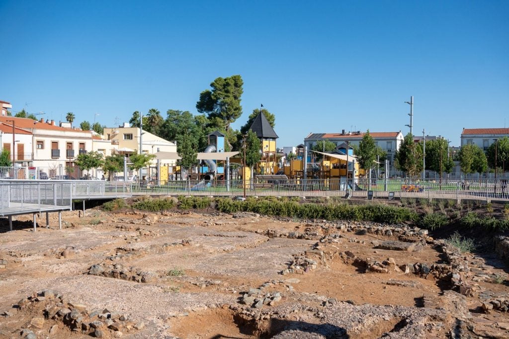 El Ayuntamiento culmina la puesta en valor de los restos arqueológicos de la Ciudad de la Infancia con una pasarela accesible para su visita El Ayuntamiento culmina la puesta en valor de los restos arqueológicos de la Ciudad de la Infancia con una pasarela accesible para su visita