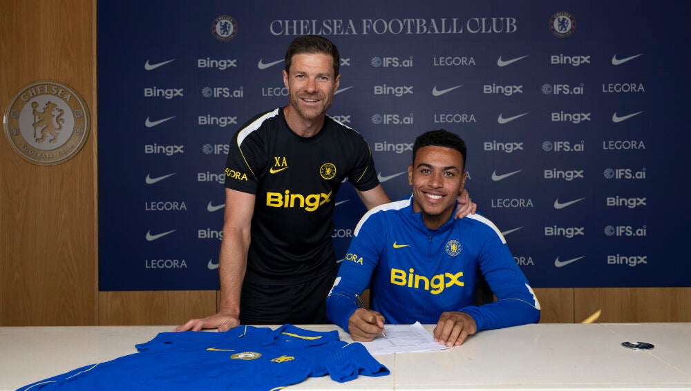Xabi Alonso junto a Morgan Rogers el día de su presentación como jugador del Chelsea.
