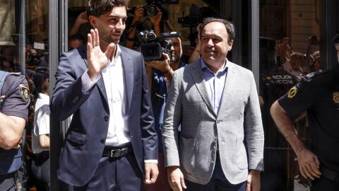 El futbolista Ferran Torres y el 'president' de la Generalitat, Juanfran P&eacute;rez Llorca.