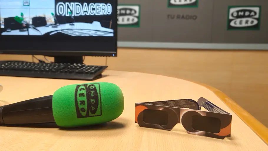 La Agrupación Astronómica Complutense organiza una mesa informativa sobre el eclipse solar total del 12 de agosto Gafas para ver el eclipse total de sol