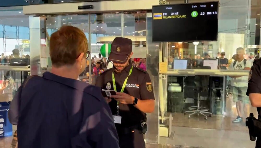 Controles aleatorios a viajeros procedentes de Italia en el aeropuerto de Barajas