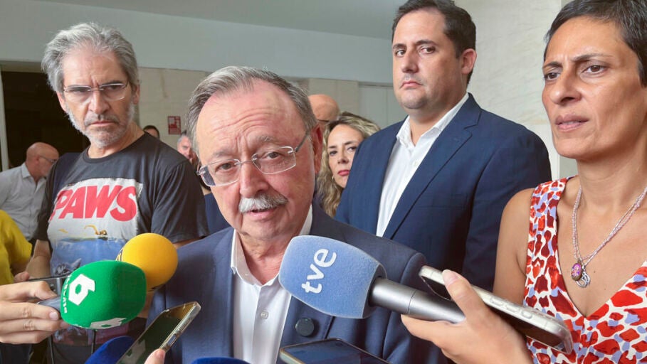 El presidente de Ceuta, Juan Vivas, atiende a los medios por la crisis migratoria