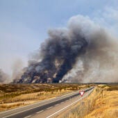 Vista del incendio forestal en Niebla (Huelva) en el que participan veinte medios aéreos, 275 efectivos y 94 vehículos