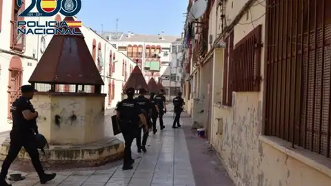 Agentes de la Policía Nacional durante la operación policial en Alcázar Agentes de la Policía Nacional durante la operación policial en Alcázar