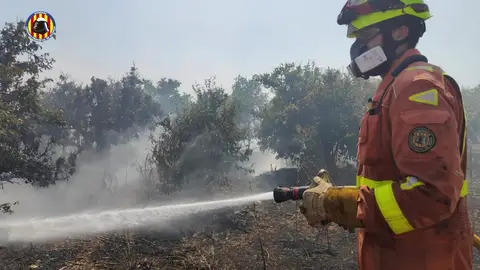 Archivo - Un bombero sofoca un incendio. Archivo - Un bombero sofoca un incendio.