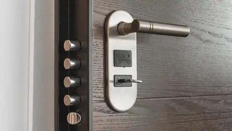 Imagen de archivo de una puerta con las llaves puestas. Imagen de archivo de una puerta con las llaves puestas.