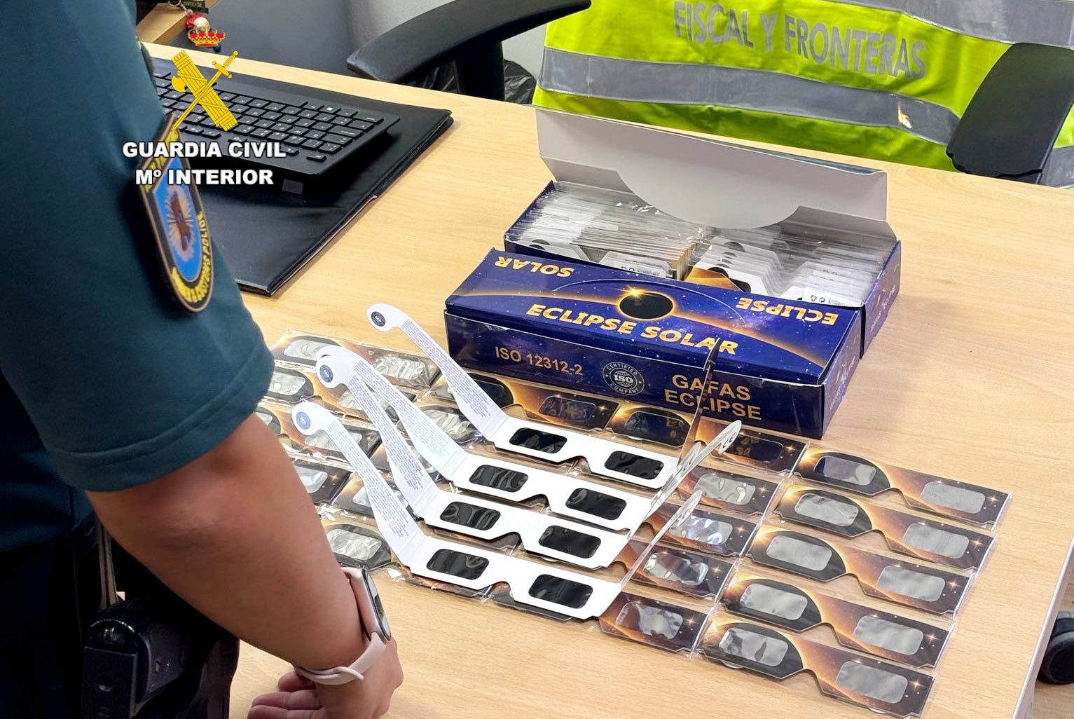 Intervenidas en Cantabria cerca de 100 gafas no homologadas para ver el eclipse Intervenidas en Cantabria cerca de 100 gafas no homologadas para ver el eclipse