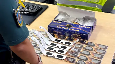 Intervenidas en Cantabria cerca de 100 gafas no homologadas para ver el eclipse Intervenidas en Cantabria cerca de 100 gafas no homologadas para ver el eclipse