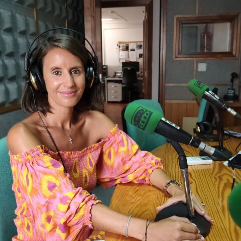 Maria Fajarnés en los estudios de Onda Cero Ibiza y Formentera