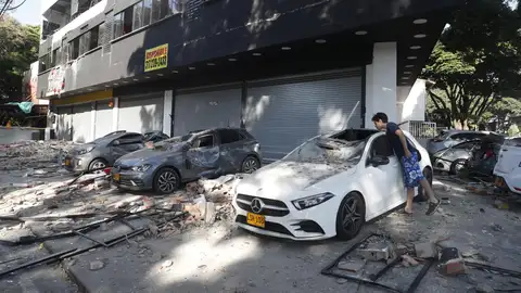 Un hombre observa un vehículo afectado tras un fuerte temblor este lunes, en Cali (Colombia). Un hombre observa un vehículo afectado tras un fuerte temblor este lunes, en Cali (Colombia).