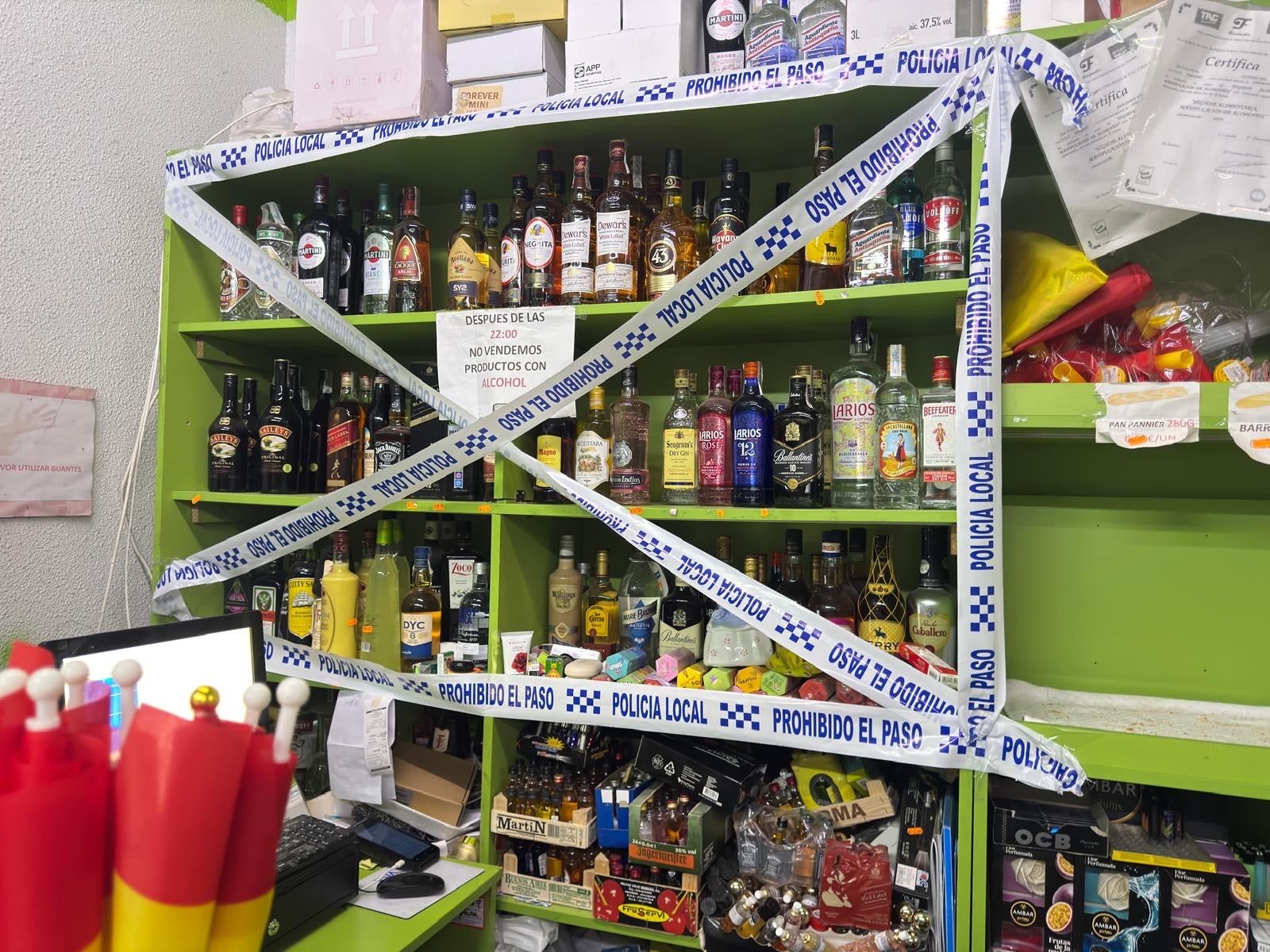 En Elche, la Policía Local ha precintado más de 7.500 botellas de alcohol En Elche, la Policía Local ha precintado más de 7.500 botellas de alcohol