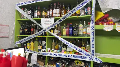 Botellas de alcohol precintadas por la Policía Local de Elche. Botellas de alcohol precintadas por la Policía Local de Elche.