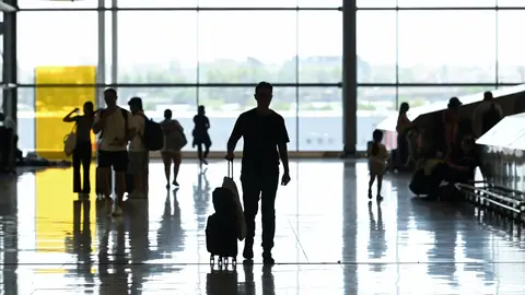 Varios viajeros en la zona de llegadas, en la T4, a 9 de agosto de 2026, en Madrid (España). Varios viajeros en la zona de llegadas, en la T4, a 9 de agosto de 2026, en Madrid (España).