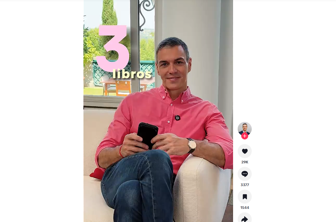 El nuevo vídeo de Sánchez en TikTok para recomendar tres libros este verano: "Merecen la pena" El nuevo vídeo de Sánchez en TikTok para recomendar tres libros este verano: "Merecen la pena"