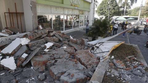  Fotograf&iacute;a que muestra escombros de un edificio colapsado este lunes, en Cali (Colombia)
