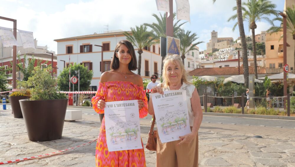 Maria Fajarnés a la izquierda junto a la presidenta de l'Associació d'Artesans de la PIMEEF, Isabel Echávarri