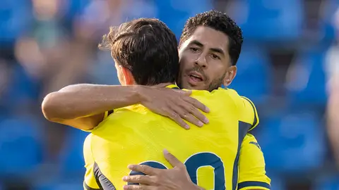Ayoze se abraza con Forés tras marcar un gol Ayoze se abraza con Forés tras marcar un gol
