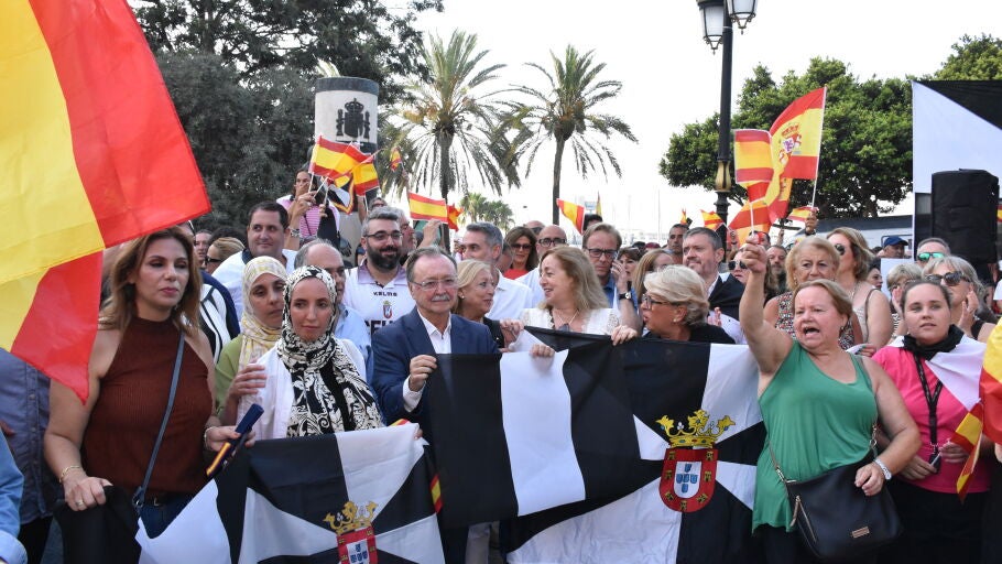 El presidente de la Ciudad Aut&oacute;noma de Ceuta, Juan Jes&uacute;s Vivas, durante una concentraci&oacute;n bajo el lema &ldquo;Basta ya. Ceuta no se rinde&rdquo;/ Gabriela Sard&aacute; N&uacute;&ntilde;ez / Europa Press