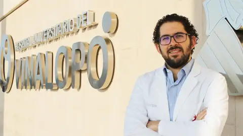 Doctor César Azrak, jefe del Servicio de Oftalmología del Hospital Universitario del Vinalopó. Doctor César Azrak, jefe del Servicio de Oftalmología del Hospital Universitario del Vinalopó.