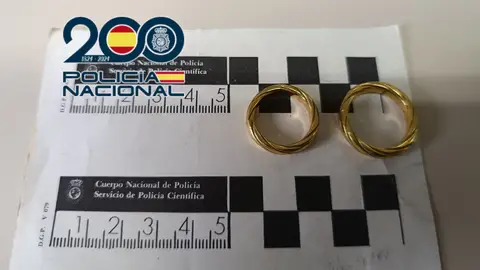 Ejemplar incautado de joyas falsificadas. Ejemplar incautado de joyas falsificadas.