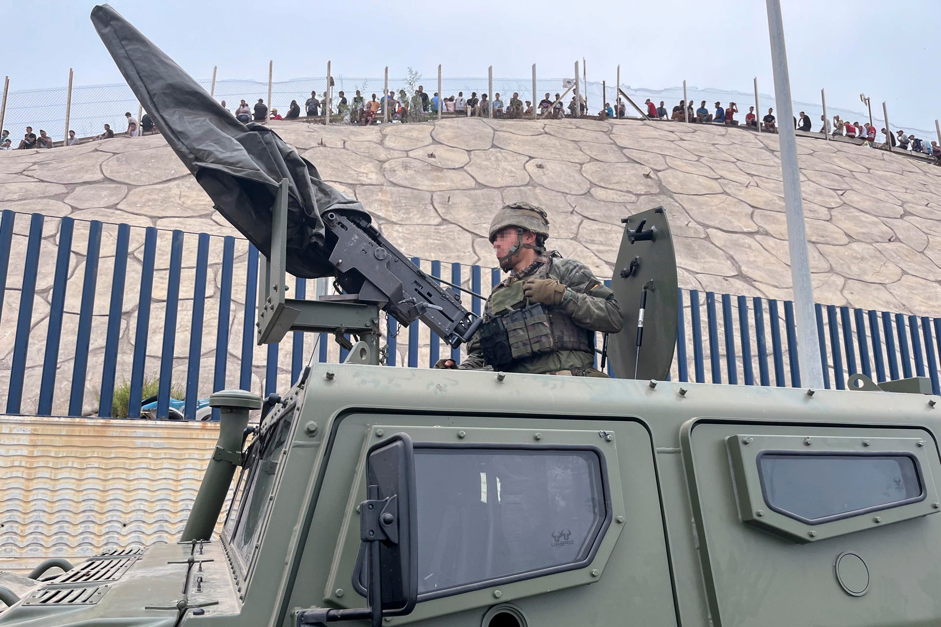 Defensa ordena cancelar los permisos a todos los militares en Ceuta ante el temor de otra entrada masiva Defensa ordena cancelar los permisos a todos los militares en Ceuta ante el temor de otra entrada masiva