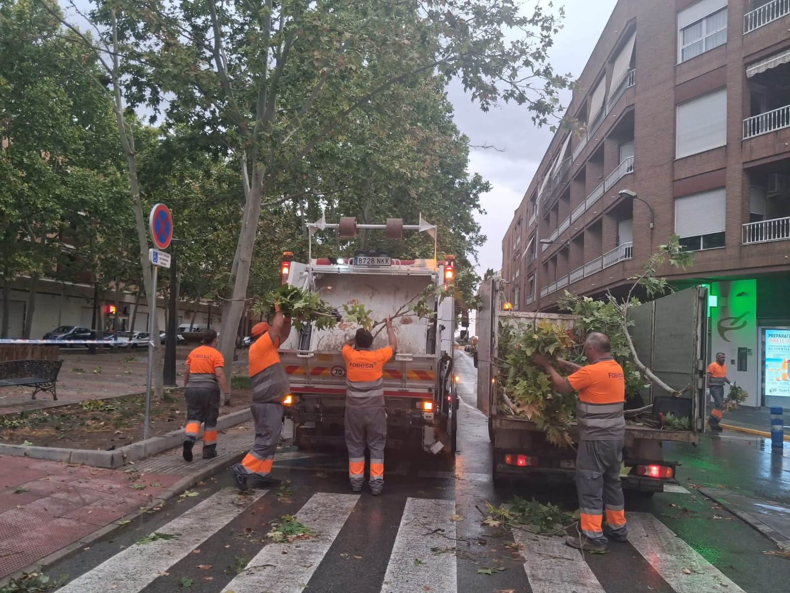 En Villena las brigadas municipales redoblan esfuerzos para recuperar la normalidad tras la tormenta de ayer En Villena las brigadas municipales redoblan esfuerzos para recuperar la normalidad tras la tormenta de ayer