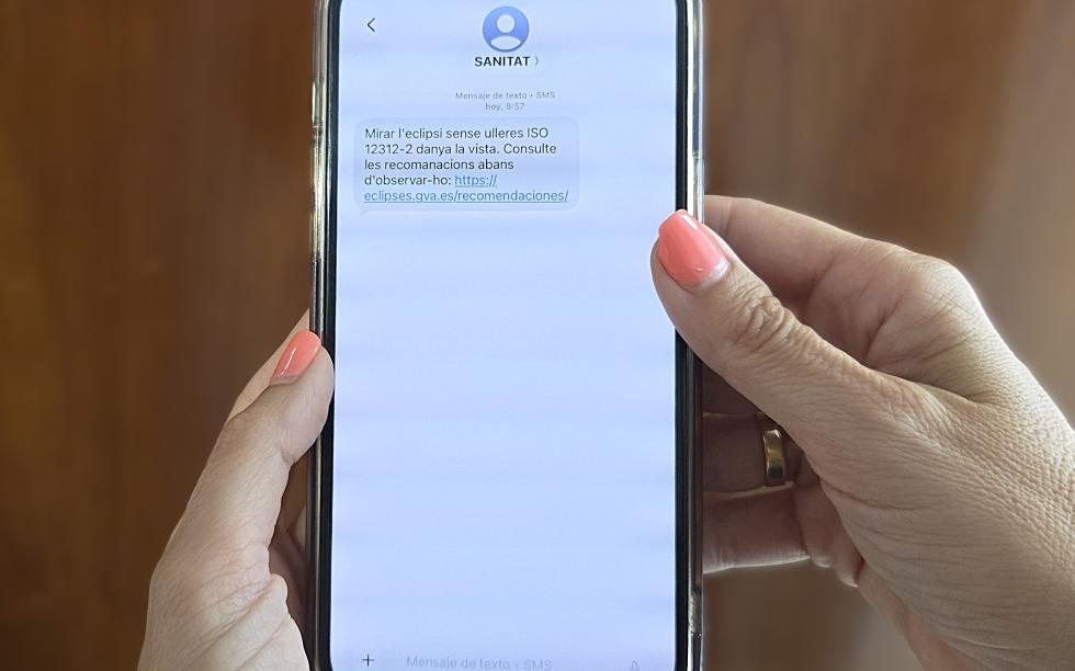 Sanidad alerta por SMS de los riesgos de observar el eclipse sin protección ocular Sanidad alerta por SMS de los riesgos de observar el eclipse sin protección ocular