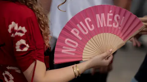 Una mujer combate el calor con un abanico con el lema "No puc més!" (No puedo más!). Una mujer combate el calor con un abanico con el lema "No puc més!" (No puedo más!).