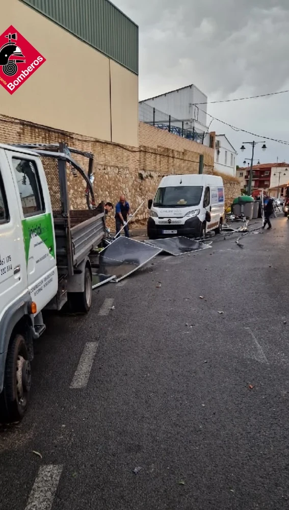 Destrozos provocados por los fuertes vientos Destrozos provocados por los fuertes vientos