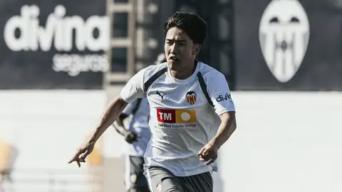 El Valencia CF intensifica su preparación en Paterna con la mente puesta en el amistoso frente al Teruel El Valencia CF intensifica su preparación en Paterna con la mente puesta en el amistoso frente al Teruel