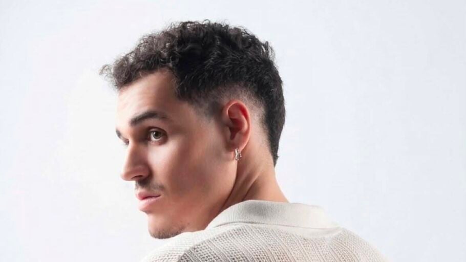 el artista David Jim&eacute;nez se pasa por los micros de M&aacute;s de uno Extremadura