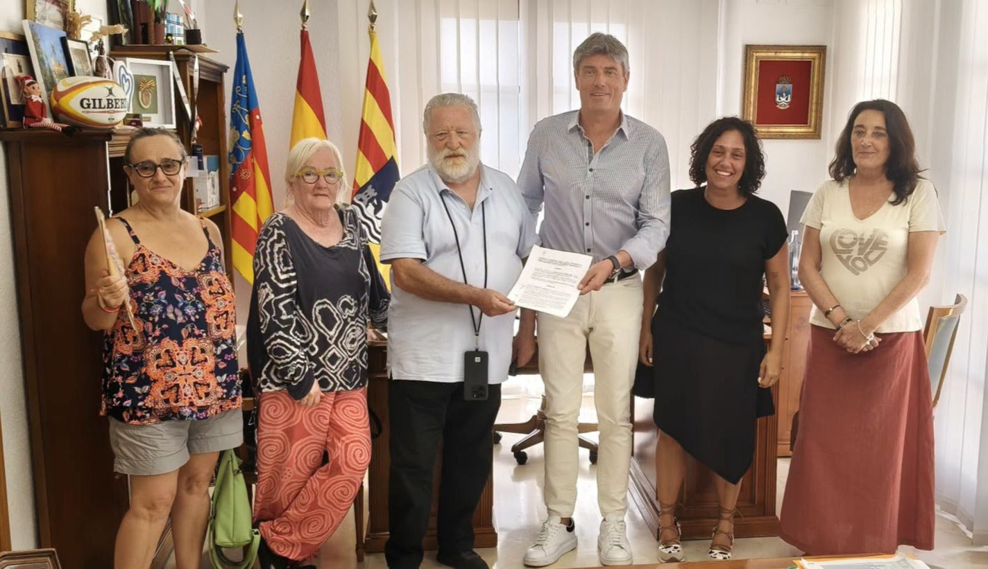 Villajoyosa firma un convenio con el Doble Amor para mejorar infraestructuras y garantizar la movilidad de los usuarios Villajoyosa firma un convenio con el Doble Amor para mejorar infraestructuras y garantizar la movilidad de los usuarios