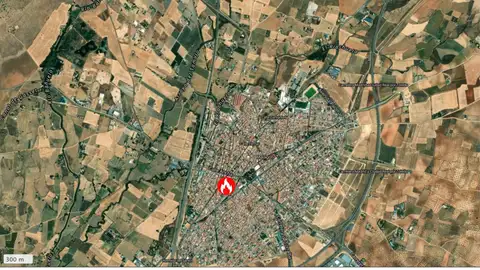 El incendio se ha desatado en un garaje comunitario en la calle Granada de Malagón El incendio se ha desatado en un garaje comunitario en la calle Granada de Malagón