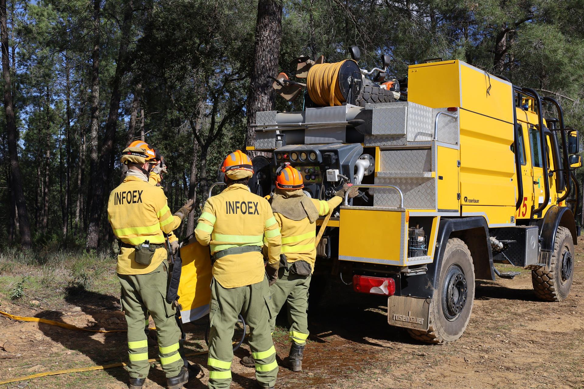 El INFOEX estabilizaba el incendio forestal que afectó a la A5 a la altura de Navalmoral de la Mata El INFOEX estabilizaba el incendio forestal que afectó a la A5 a la altura de Navalmoral de la Mata
