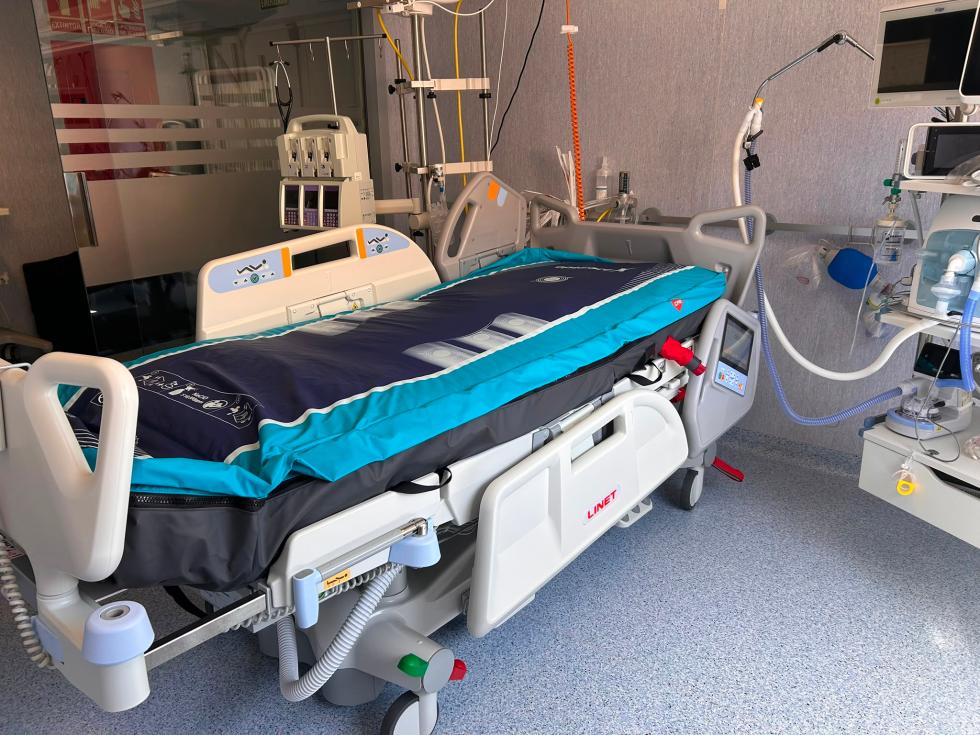 Sanidad invierte cerca de 250.000 euros en renovar las siete camas de la UCI del Hospital de Vinaròs Sanidad invierte cerca de 250.000 euros en renovar las siete camas de la UCI del Hospital de Vinaròs