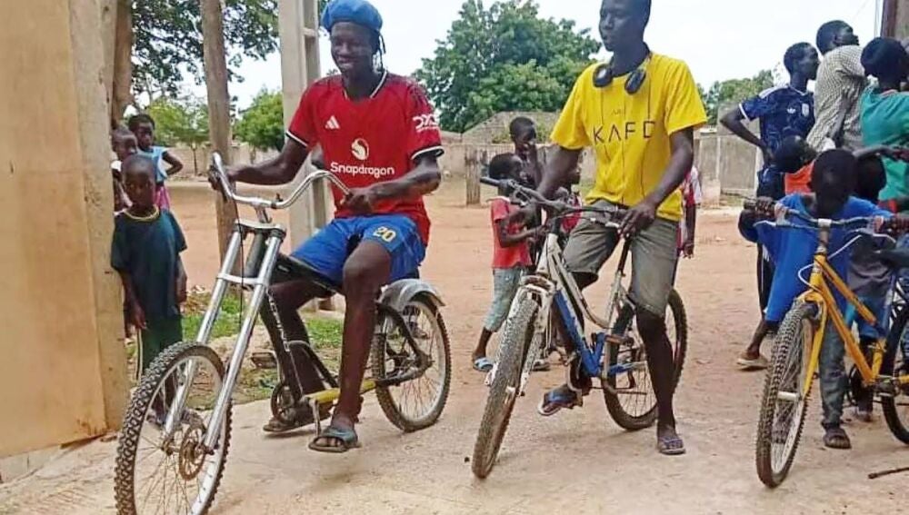 Los jóvenes y adolescentes con sus bicicletas