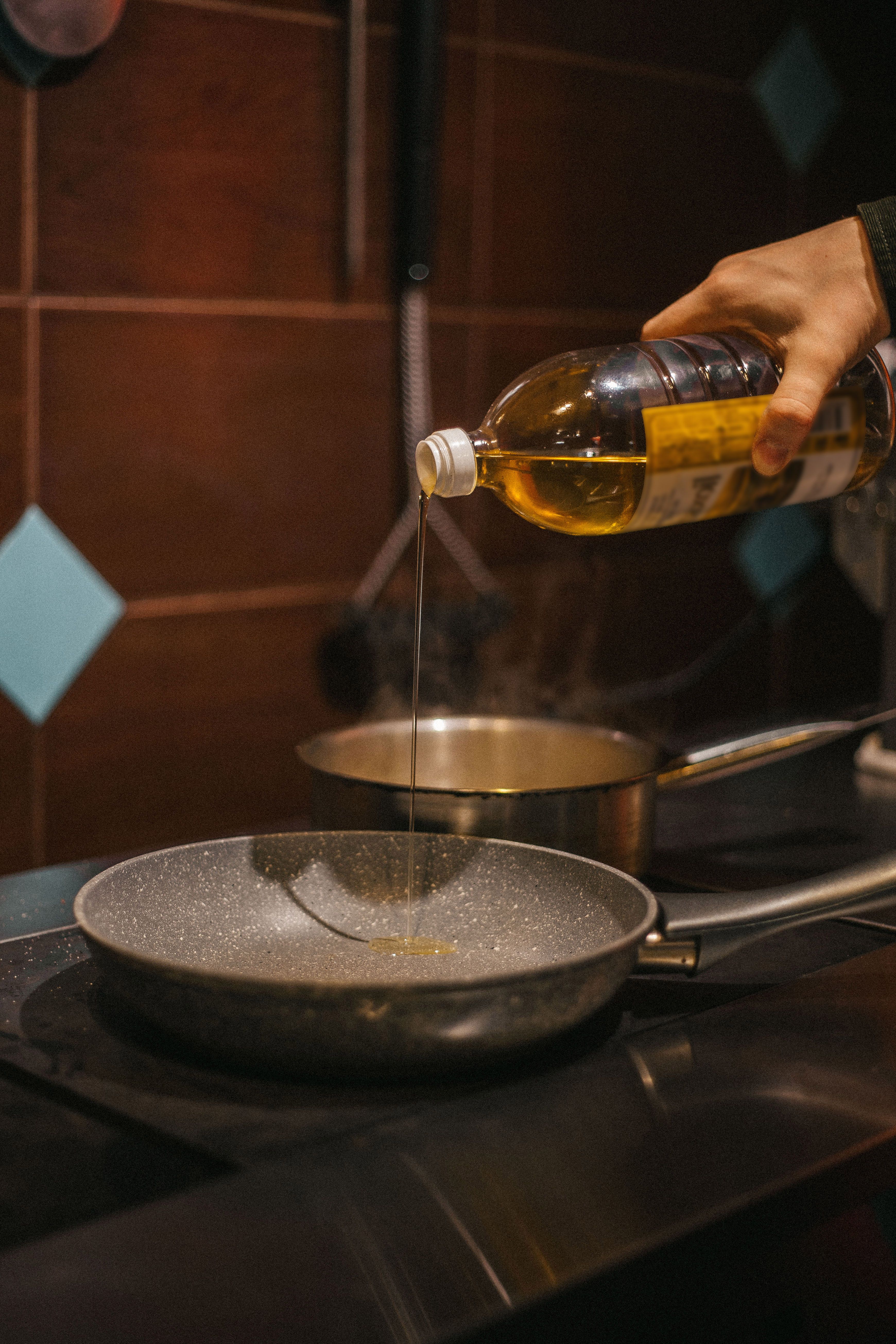 Cómo canjear el aceite de freír usado por saldo para repostar en vez de tirarlo Cómo canjear el aceite de freír usado por saldo para repostar en vez de tirarlo