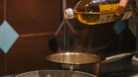 El aceite de freír usado se puede canjear por saldo para repostar, y tirarlo por el fregadero sale caro de otra manera El aceite de freír usado se puede canjear por saldo para repostar, y tirarlo por el fregadero sale caro de otra manera / Pexels