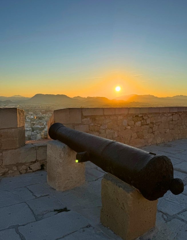 Más de 150 efectivos extreman la vigilancia en los castillos y las sierras de Alicante con motivo del eclipse Más de 150 efectivos extreman la vigilancia en los castillos y las sierras de Alicante con motivo del eclipse