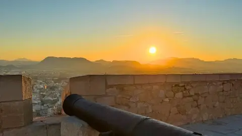 La puesta de sol desde el Castillo de Santa Bárbara La puesta de sol desde el Castillo de Santa Bárbara