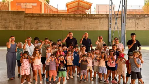 El Ayuntamiento reparte gafas homologadas para ver el eclipse a los 360 niños y niñas de las Escuelas de Verano y del Plan Concilia El Ayuntamiento reparte gafas homologadas para ver el eclipse a los 360 niños y niñas de las Escuelas de Verano y del Plan Concilia