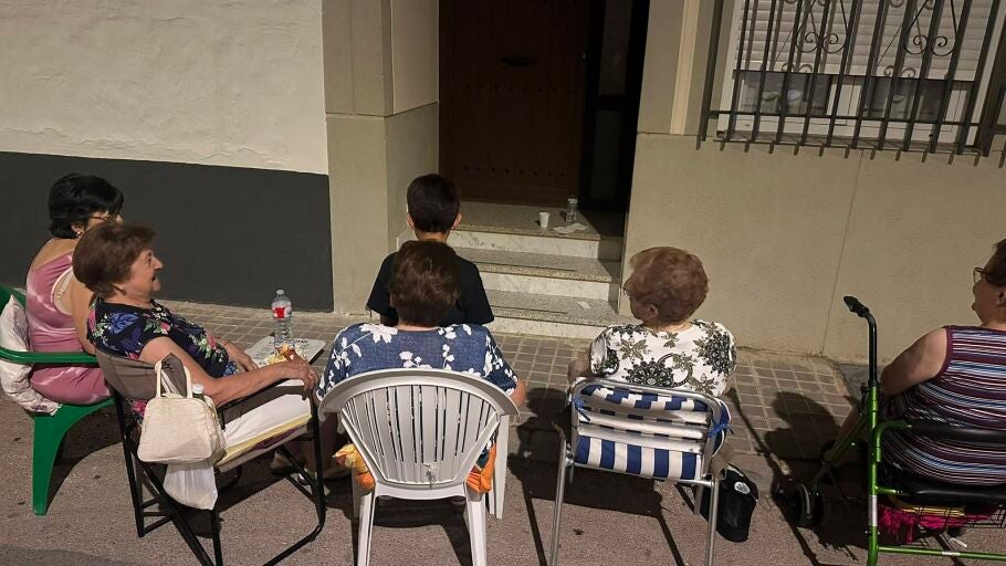 Mujeres de Membrilla saliendo al fresco, para cenar y compartir su d&iacute;a