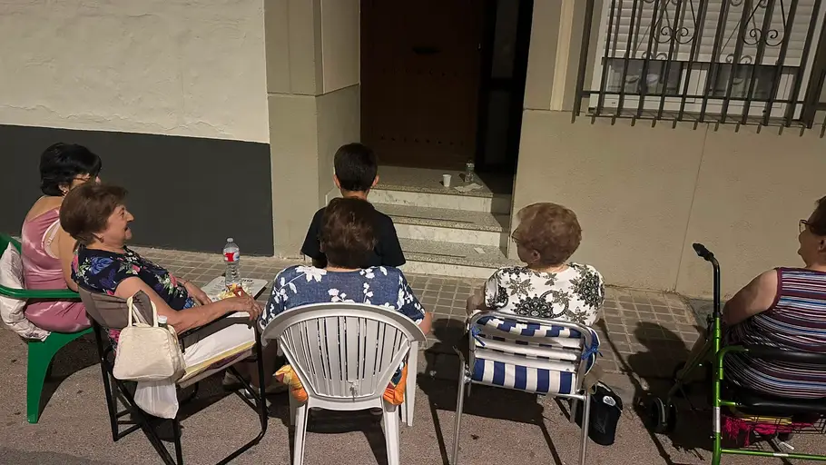 Mujeres de Membrilla saliendo al fresco, para cenar y compartir su día Mujeres de Membrilla saliendo al fresco, para cenar y compartir su día